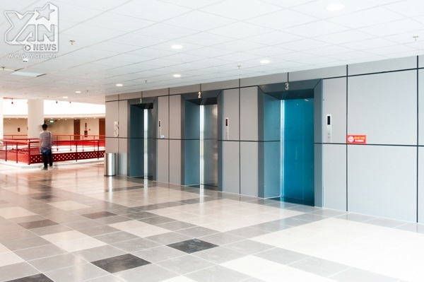 
Hệ thống thang máy chất lượng cao
Ở mỗi tầng đều có 3 cửa thang máy, mỗi thang chuyên chở từ 10 - 12 người.