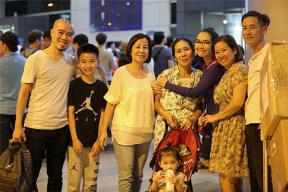 
Mới đây, DJ Phong còn ra tận sân bay để đón cô và con trai đáp chuyến bay từ Mỹ về. - Tin sao Viet - Tin tuc sao Viet - Scandal sao Viet - Tin tuc cua Sao - Tin cua Sao