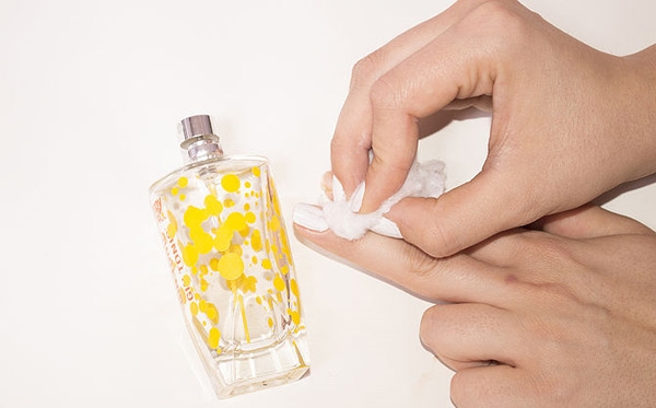 Nước hoa đâu chỉ để tỏa ra hương, nó còn có thêm một công dụng mới mà bạn nên tận dụng đó là tẩy sơn móng tay.