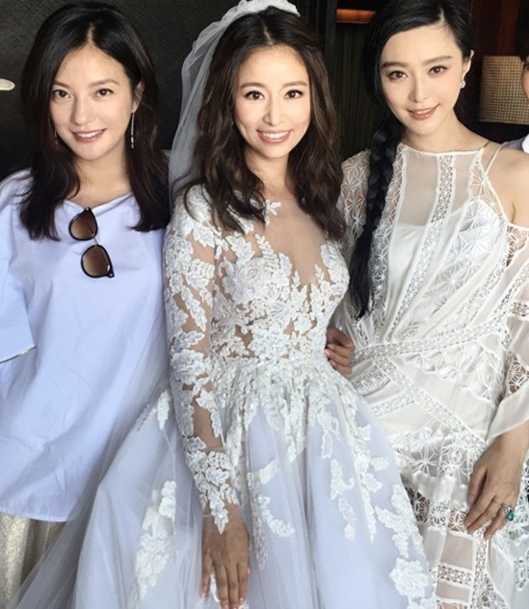 
Ba nữ diễn viên xinh đẹp có dịp hội ngộ nhau trong đám cưới của Lâm Tâm Như khiến tin đồn bất hòa cũng dần êm ắng.