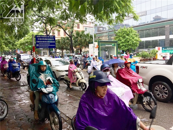 Hà Nội: Tắc đường sáng nay, xe máy leo lên cả vỉa hè