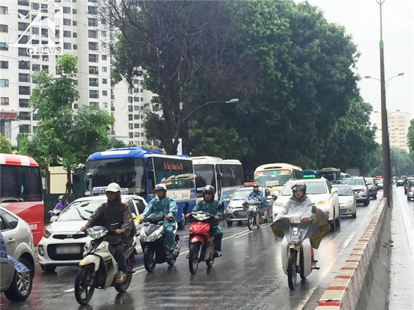 Hà Nội: Tắc đường sáng nay, xe máy leo lên cả vỉa hè
