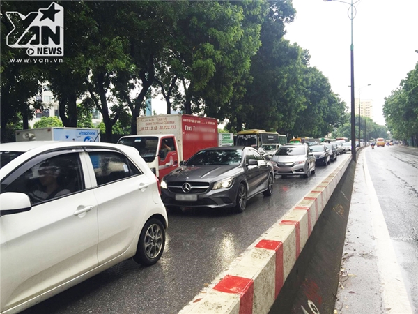 
Đoàn xe ô tô di chuyển từng chút một trên đoạn đường từ Phạm Văn Đồng hướng về cầu Thăng Long