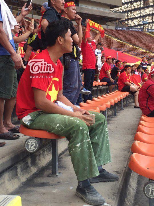 
Hình ảnh một fan hâm mộ đặc biệt của đội tuyển Việt Nam trên khán đài sân Shah Alam trong trận đấu vào chiều qua (Hình: Tiin.vn)