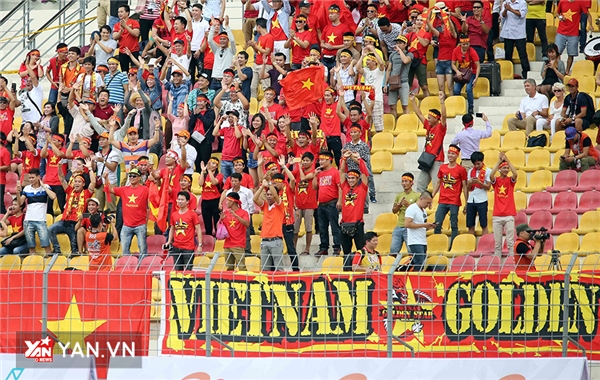
Rất đông các cổ động viên đã có mặt tại Malaysia để động viên và cổ vũ tinh thần cho các cầu thủ trẻ (Hình: Quang Liêm).