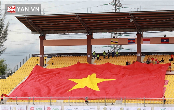 
Đại kỳ của Việt Nam luôn xuất hiện trên khán đài của mỗi trận đấu có sự tham gia của đội tuyển nước nhà (Hình: Quang Liêm).
