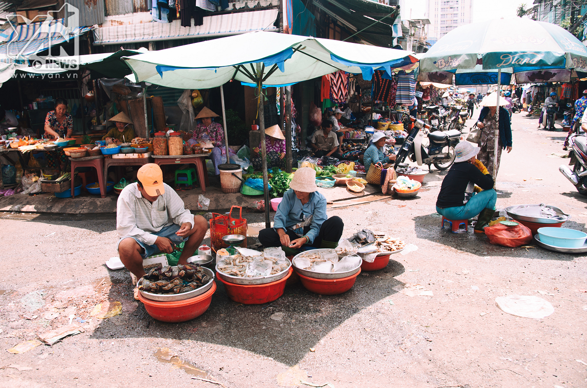 
Bên cạnh những sạp hàng bán trong chợ, người dân vẫn buôn bán nhỏ lẻ nhu yếu phẩm như mọi khu chợ khác