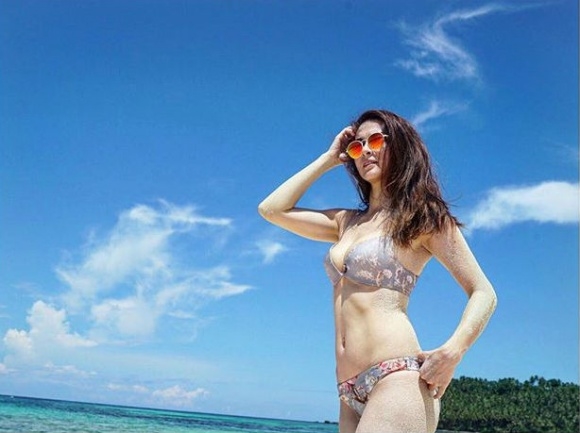 Mỹ nhân đẹp nhất Philippines khoe dáng nuột nà, diện bikini đôi cùng con gái nhỏ