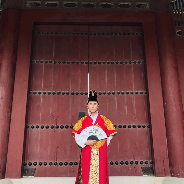 
Will thích thú khi được diện Hanbok trang phục truyền thống của Hàn Quốc để chụp tấm ảnh lưu giữ lại chuyến đi.  - Tin sao Viet - Tin tuc sao Viet - Scandal sao Viet - Tin tuc cua Sao - Tin cua Sao