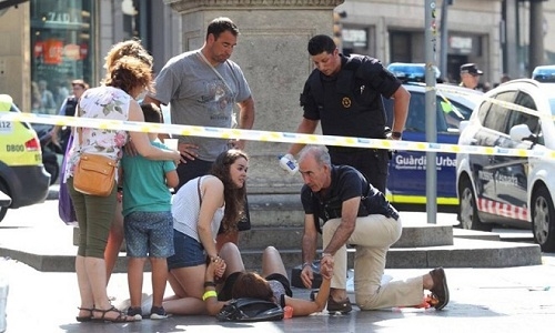 
Người bị thương nằm trên đường phố Barcelona. Ảnh: El Pais.