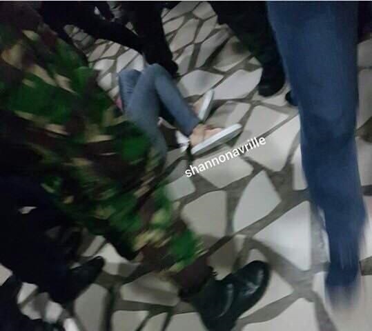 
Taeyeon thậm chí còn bị xô đẩy ngã trên sàn nhà.