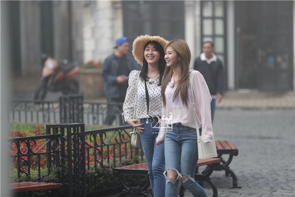 
Sana và Jihyo thích thú với thời tiết se lạnh của Bà Nà và cùng nhau đi thăm thú xung quanh.