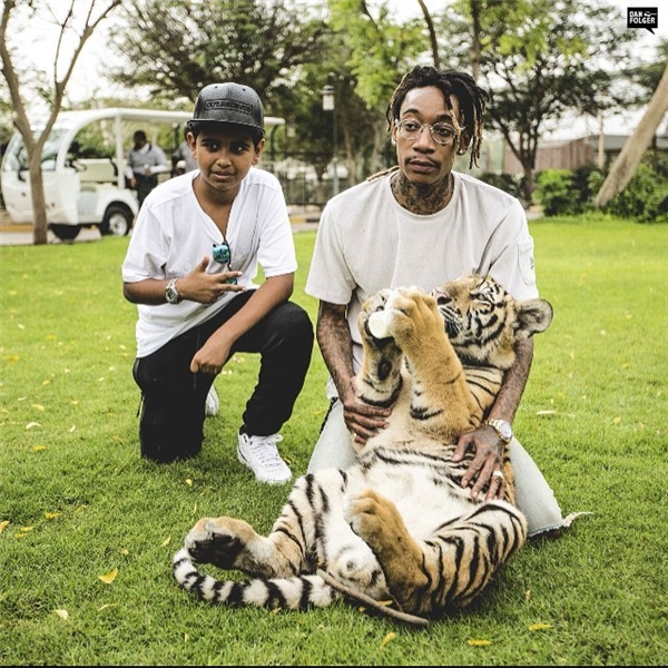 
Belhasa rất mực cưng chiều các thú cưng đặc biệt của mình. Diễn viên Thành Long và rapper Wiz Khalifa là hai trong số nhiều ngôi sao từng ghé thăm vườn thú của thiếu gia Dubai.