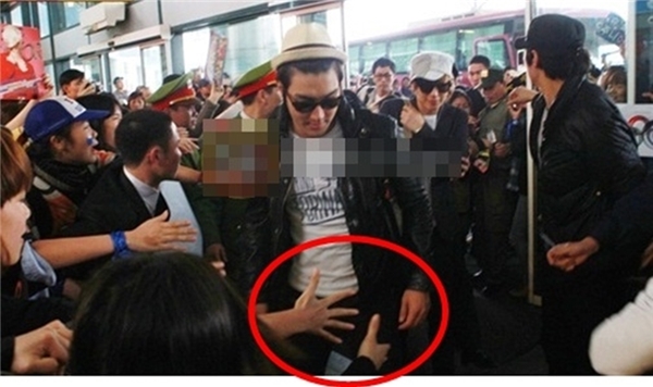 
Người hâm mộ Việt Nam có thái độ khiếm nhã khi cố gắng giơ tay ra động chạm vào các thành viên Super Junior.