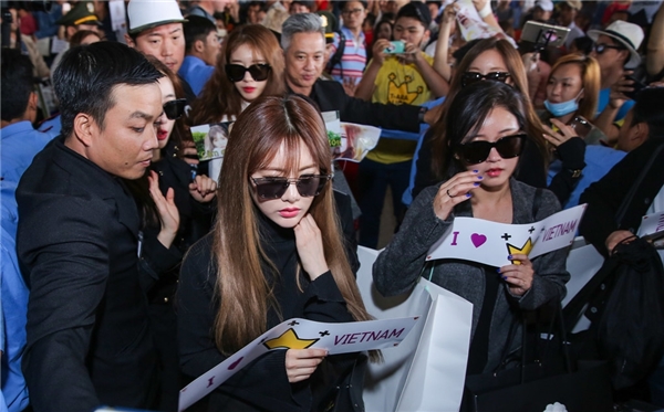 
Với sự bảo vệ nghiêm ngặt cùng thái độ hợp tác của người hâm mộ, T-ara đã an toàn ra đến xe xuất phát về khách sạn nghỉ ngơi sau khi hạ cánh tại Việt Nam vào đầu tháng 1/2017.