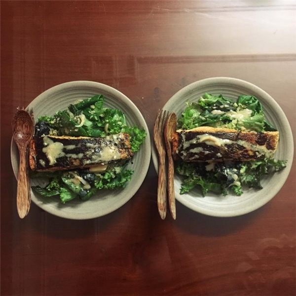 
Đây là món cá hồi áp chảo ăn kèm salad xoăn. Nếu như để ý bạn sẽ thấy được couple này khá yêu thích cá hồi, bằng chứng là họ đã chế biến nó theo rất nhiều cách khác nhau.