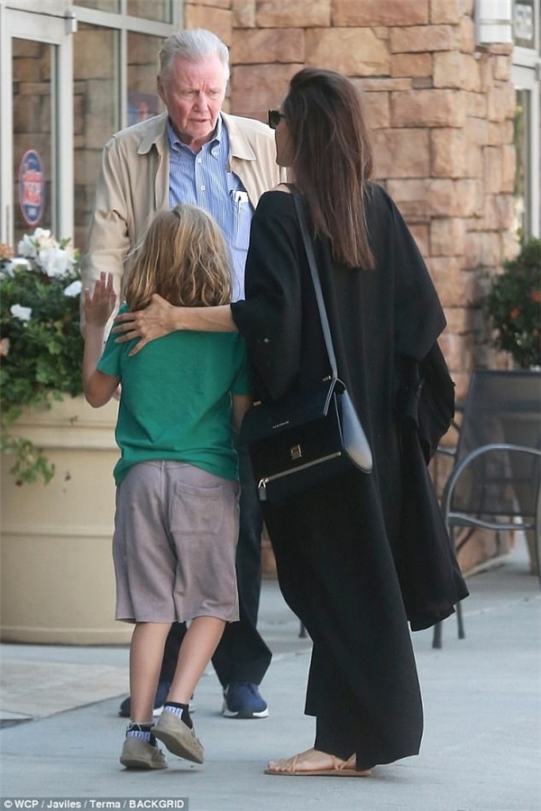 
Angelina Jolie cùng cha, ngôi sao gạo cội Jon Voight hàn gắn tình cảm sau thời gian dài lạnh nhạt.