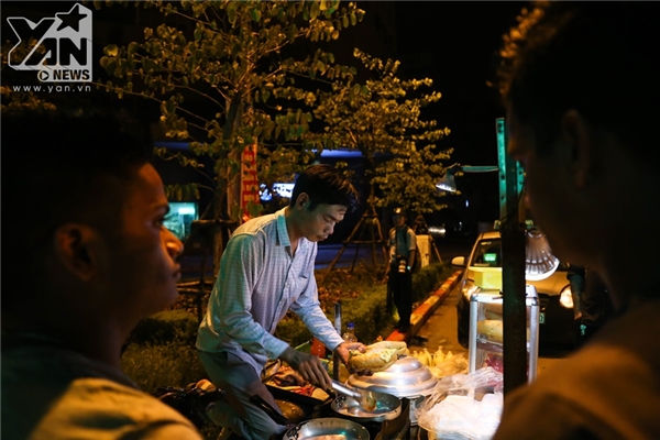 
Ở Hà Nội về đêm không khó để bắt gặp hình ảnh những chiếc xe bán xôi nằm gọn ở một góc phố.