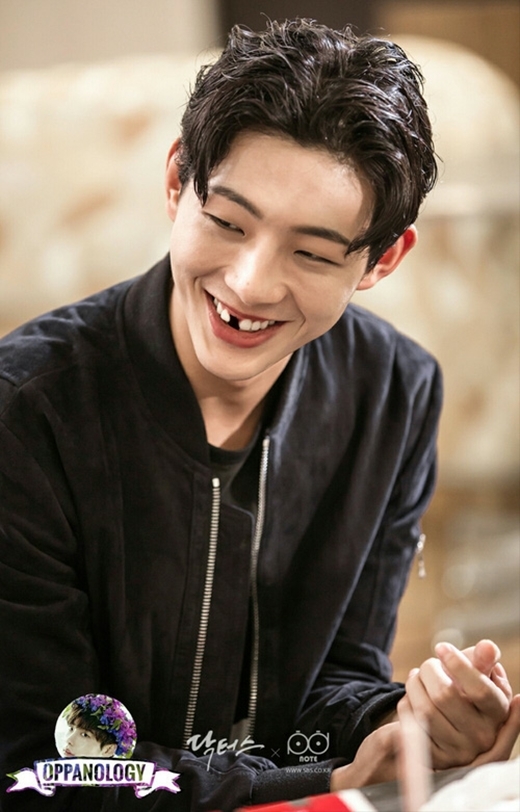 
Làm gì cũng phải có bạn có bè cho đủ bộ chứ nhỉ. Bạn thân của Nam Joo Hyuk - nam diễn viên Jisoo cũng chịu chung số phận “mất” răng cửa như anh.
