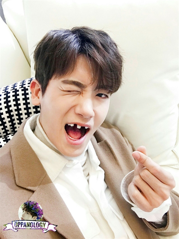 
Mặc dù Park Hyung Sik đang “bắn tim”, nháy mắt dễ thương thế này thì cũng chả ai quan tâm bởi lẽ họ đang “bận” chú ý đến hàm răng thiếu mất vài cái cơ bản của anh. 
