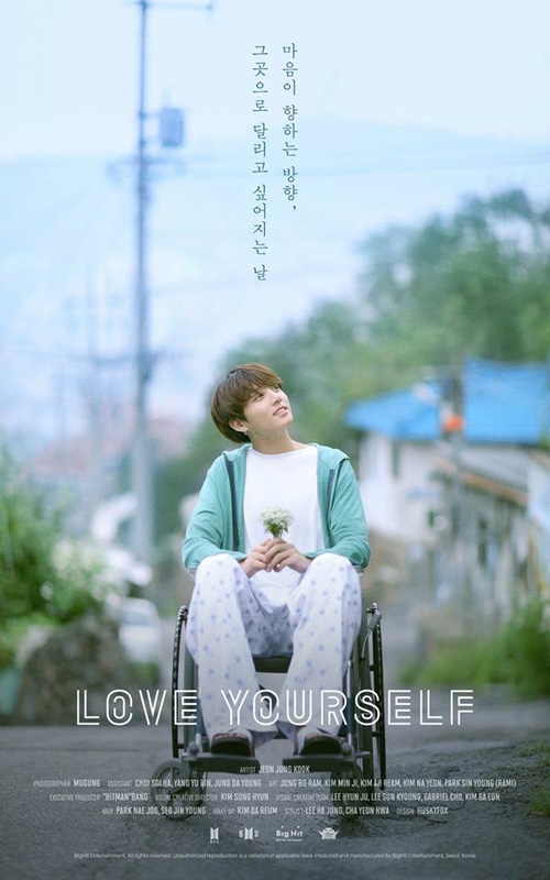 
Bức ảnh đầu tiên được tung ra là hình ảnh Jungkook ngồi trên xe lăn, tay cầm bó hoa nhỏ với dòng chữ: "Ngày tôi bắt đầu muốn chạy đến nơi đó, nơi trái tim tôi hướng tới".