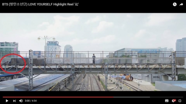 
Trong phân cảnh Rap Monster đứng trên cầu vượt, cảnh quay đã ghi lại bóng hình một số nhân viên đoàn làm phim luồn cúi vào một góc và nhấp nhổm trên khung hình.