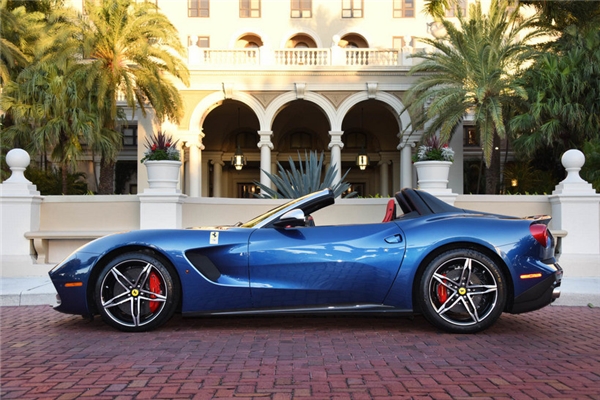 
F60 America là mẫu xe được sản xuất để kỉ niệm 60 năm Ferrari xuất hiện ở thị trường Bắc Mỹ.