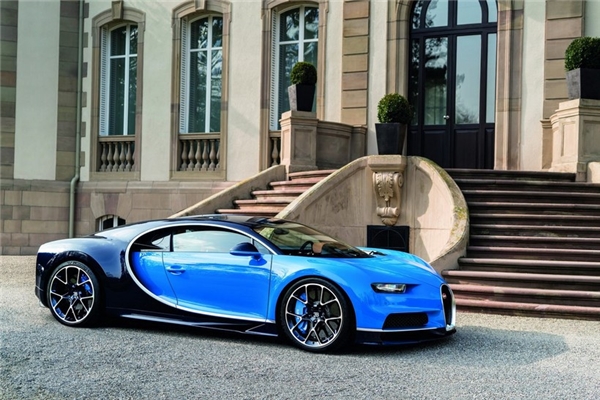 
Bugatti Chiron sở hữu động cơ W16, dung tích 8.0 lít, sản sinh công suất 1.500 mã lực, mô men xoắn cực đại 1.600 Nm. Sức mạnh này giúp Chiron tăng tốc từ 0 - 100 km/giờ trong 2,5 giây.