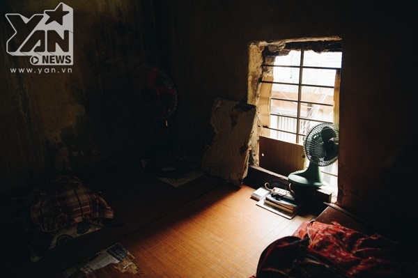 
Căn nhà thiếu không khí và ánh sáng chỉ có một cửa sổ duy nhất để đón ánh nắng.