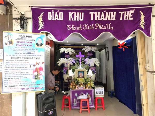 
Hình ảnh hiếm hoi về tang lễ cha của Phan Đinh Tùng tại nhà riêng. - Tin sao Viet - Tin tuc sao Viet - Scandal sao Viet - Tin tuc cua Sao - Tin cua Sao