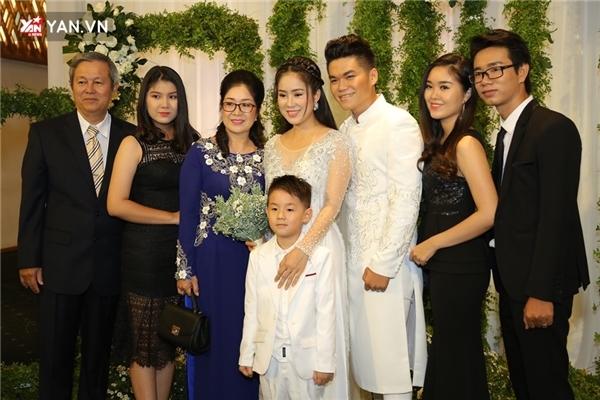 
Đại gia đình nhà diễn viên Lê Phương trong tiệc cưới của cô ở TP. HCM ngày 19/8 vừa qua. - Tin sao Viet - Tin tuc sao Viet - Scandal sao Viet - Tin tuc cua Sao - Tin cua Sao