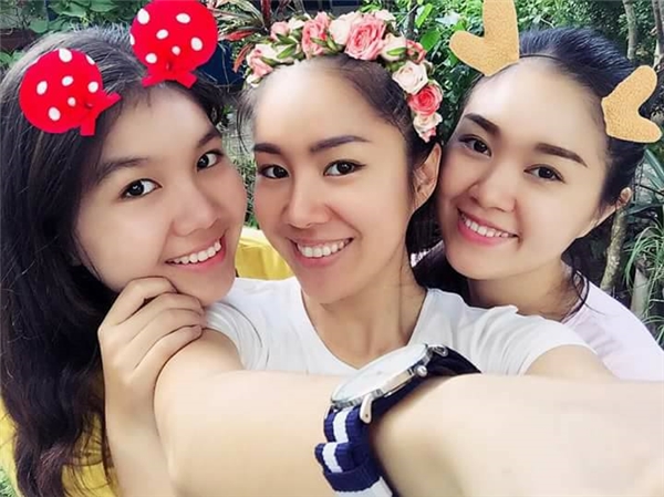 
Ba chị em gái diễn viên Lê Phương rất thân thiết và quấn quýt nhau. - Tin sao Viet - Tin tuc sao Viet - Scandal sao Viet - Tin tuc cua Sao - Tin cua Sao