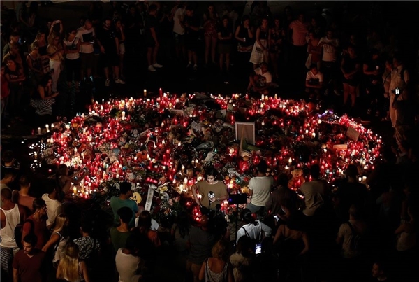 
Hàng ngàn người đã tập trung tại Barcelona để tưởng niệm các nạn nhân xấu số. (Ảnh: Getty)