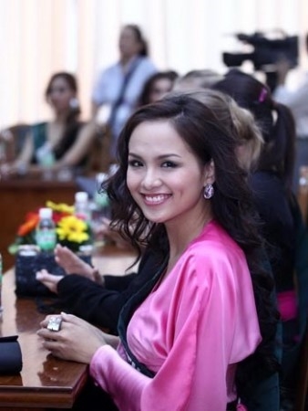 
Diễm Hương được đánh giá là ứng cử viên sáng giá nhất cho danh hiệu Hoa hậu Trái đất 2010. - Tin sao Viet - Tin tuc sao Viet - Scandal sao Viet - Tin tuc cua Sao - Tin cua Sao
