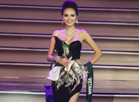 
Hoa hậu Diễm Hương được xướng tên vào Top 14 chung cuộc.  - Tin sao Viet - Tin tuc sao Viet - Scandal sao Viet - Tin tuc cua Sao - Tin cua Sao