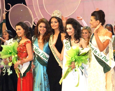 
Cô cũng đã giành giải Hoa hậu Thời trang khi mà cuộc thi đã diễn ra ở Việt Nam – đồng chủ nhà của Miss Earth năm 2007. Theo Global Beauties, Trúc Diễm là một trong top 50 phụ nữ đẹp nhất thế giới. - Tin sao Viet - Tin tuc sao Viet - Scandal sao Viet - Tin tuc cua Sao - Tin cua Sao