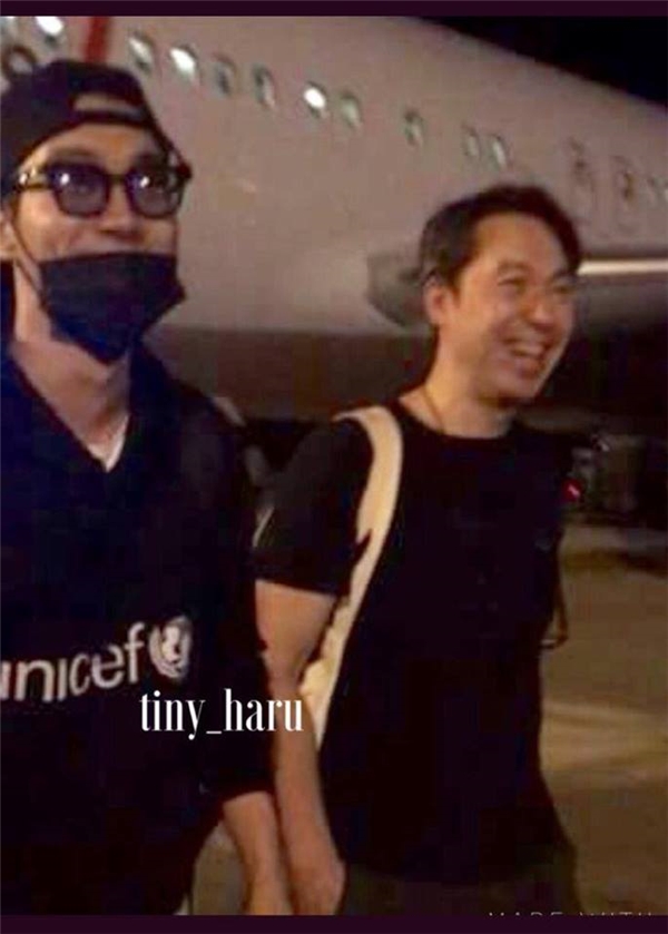 
Những hình ảnh đầu tiên Siwon mới xuống khỏi máy bay. Đi cùng anh còn có CEO của SM Entertainment Kim Young Min. (Ảnh: tiny_haru)