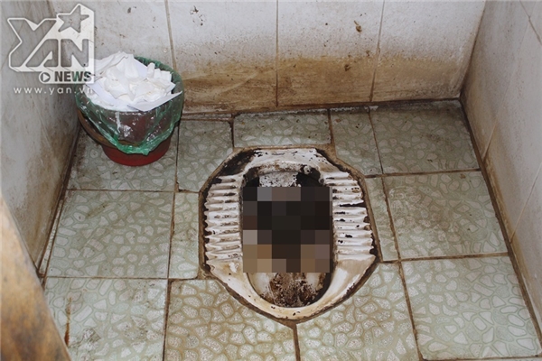 
Phòng vệ sinh tại nhà số 43 đã bị bám đen kịt do quá nhiều người sử dụng