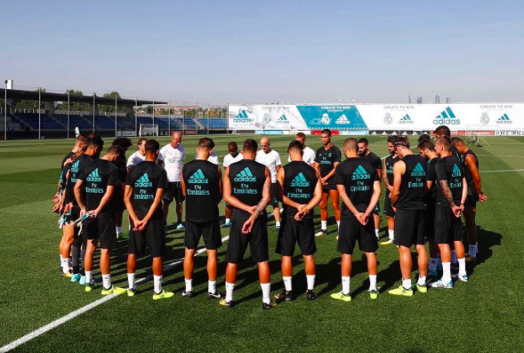 
Các cầu thủ Real Madrid dành 1 phút mặc niệm cho những nạn nhân của vụ khủng bố tại Barcelona trước buổi tập.