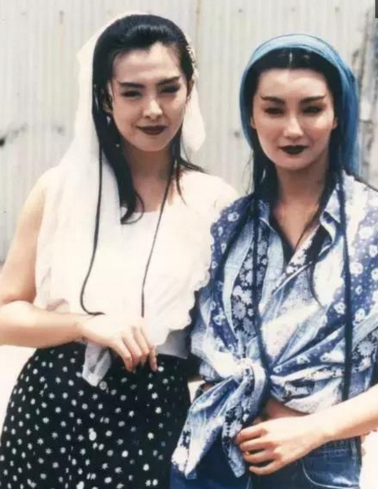 
Hai chị em "xà tinh" Vương Tổ Hiền và Trương Mạn Ngọc cùng chụp ảnh ở hậu trường. Nhan sắc ngày ấy của hai nữ diễn viên quả là có sức hút làm mọi người phải mê mẩn.