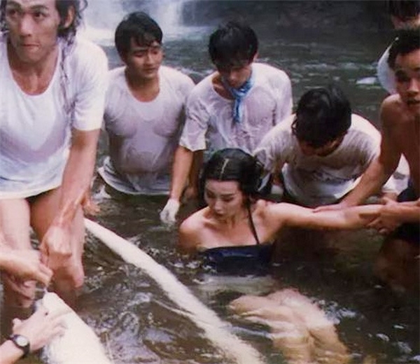 
Nhưng thực tế, nữ diễn viên rất sợ nước và phải nhờ sự trợ giúp của nhiều người ở hậu trường như thế này.