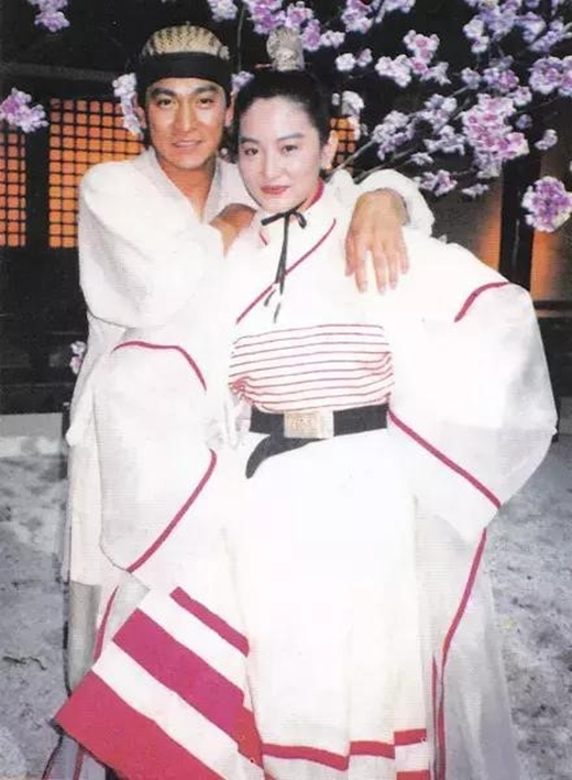 
Lâm Thanh Hà - Châu Tinh Trì chụp ảnh thân mật trong hậu trường phim Tuyệt Đại Song Kiêu.