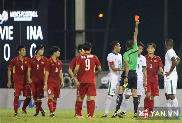 
U22 Indonesia phải chơi thiếu người từ phút thứ 64 vì chiếc thẻ đỏ của tiền vệ mang áo số 21.