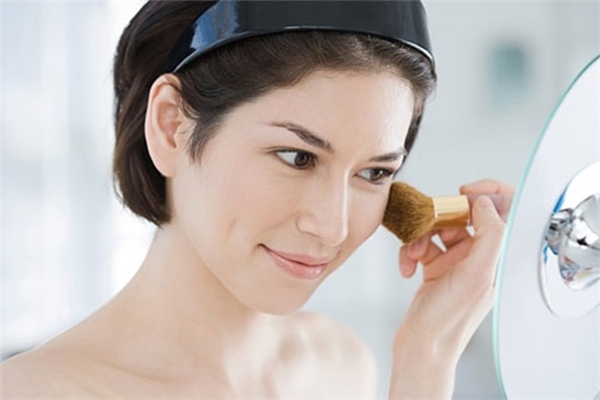 
Nếu không sắm sửa một bộ kem trang điểm, hãy dùng đến kem chống nắng để làn da luôn được chăm sóc kỹ càng.