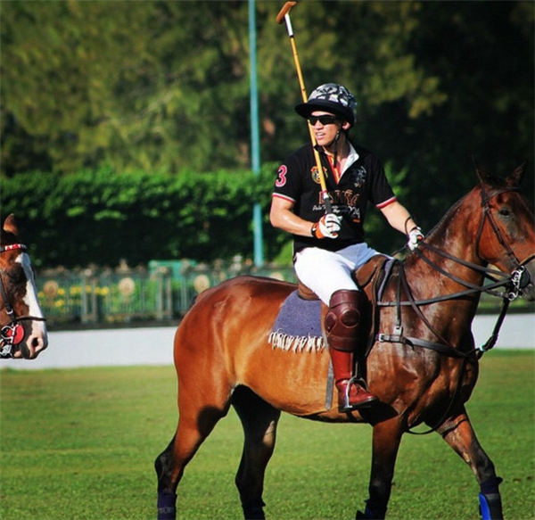 
Hoàng tử tham gia thi đấu môn đua ngựa Polo. 