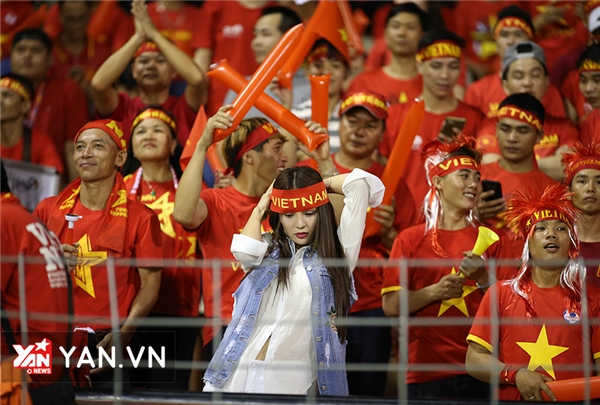 
Bóng hồng xứ Việt gây náo động khán đài trận U22 Việt Nam và U22 Indonesia (Hình: Quang Liêm).