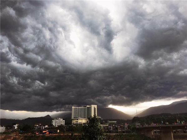 Xuất hiện đám mây xám xịt to đùng bao phủ bầu trời Lào Cai