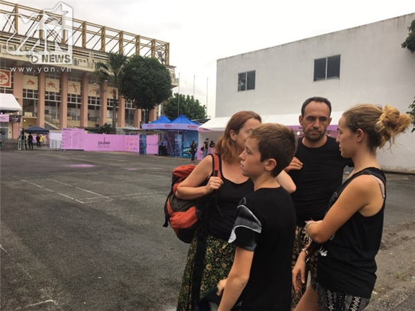 Độc quyền: Fan Ariana Grande xếp hàng, đau khổ không kể xiết ở sân vận động Quân Khu 7
