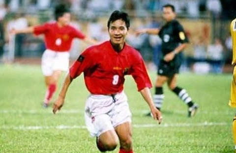 
Người hâm mộ bóng đá chắc hẳn vẫn chưa quên hình ảnh Hồng Sơn ăn mừng khi ghi bàn vào lưới Thái Lan tại Tiger Cup 1998.