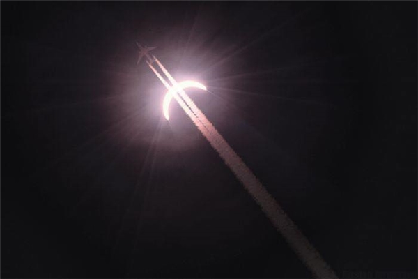 
Hình ảnh hiếm hoi khi một chiếc máy bay đi qua thời điểm Mặt trăng chuẩn bị nuốt trọn Mặt trời.
